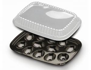 D and W Fine Pack Pet Black 12 Egg Tray with Dome Lid - 328 per case.