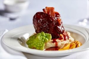 Bonewerks Culinarte Braised Balsamic Barbecue Pork Shank Meat -