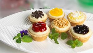 Cuisine Innovations Mini Assorted Cheesecake, 30 Ounce - 10 per case.
